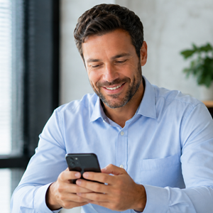 ueber_uns Mann Am Smartphone 300px